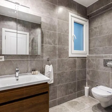 Spacious Modern Airy 4bed2bath Home! #369 شقة