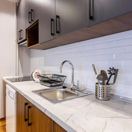 Spacious Modern Airy 4bed2bath Home! #369 Διαμέρισμα *