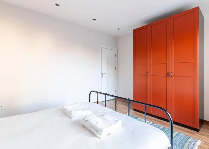 Spacious Modern Airy 4bed2bath Home! #369