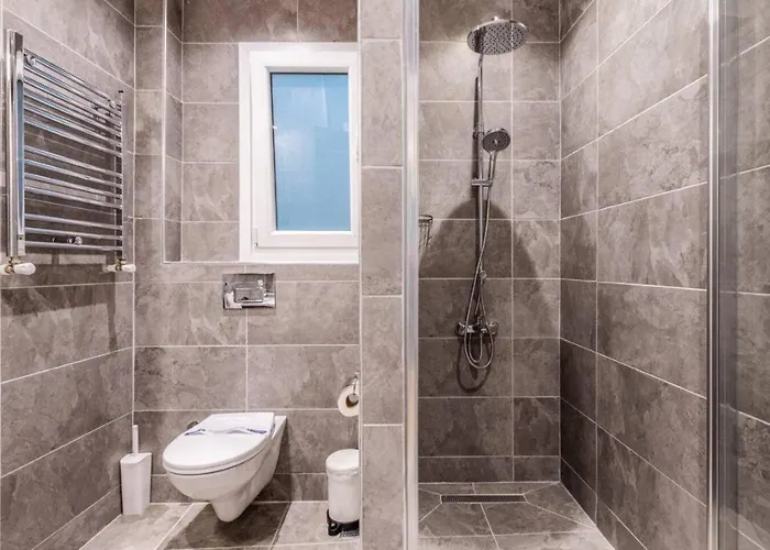 Spacious Modern Airy 4bed2bath Home! #369