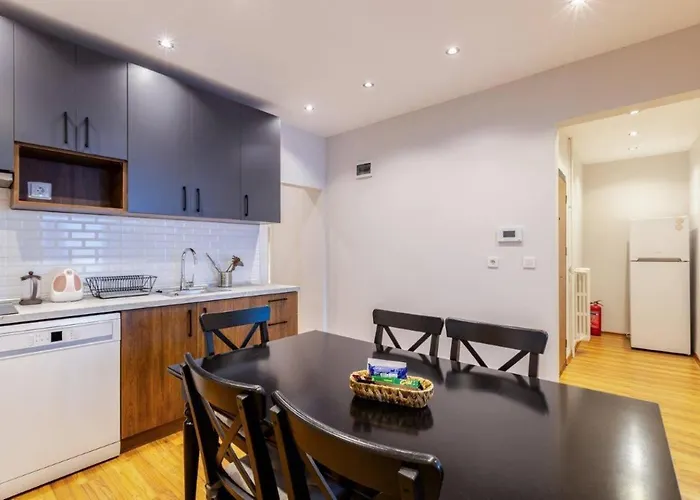 Spacious Modern Airy 4bed2bath Home! #369 Estambul